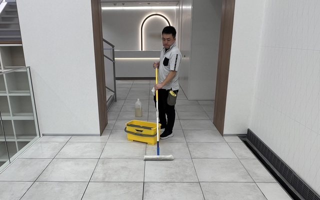 フロア防滑の作業風景